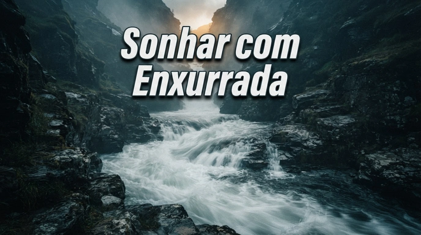 Água correndo com força por um canal estreito, símbolo da velocidade da enxurrada no sonho
