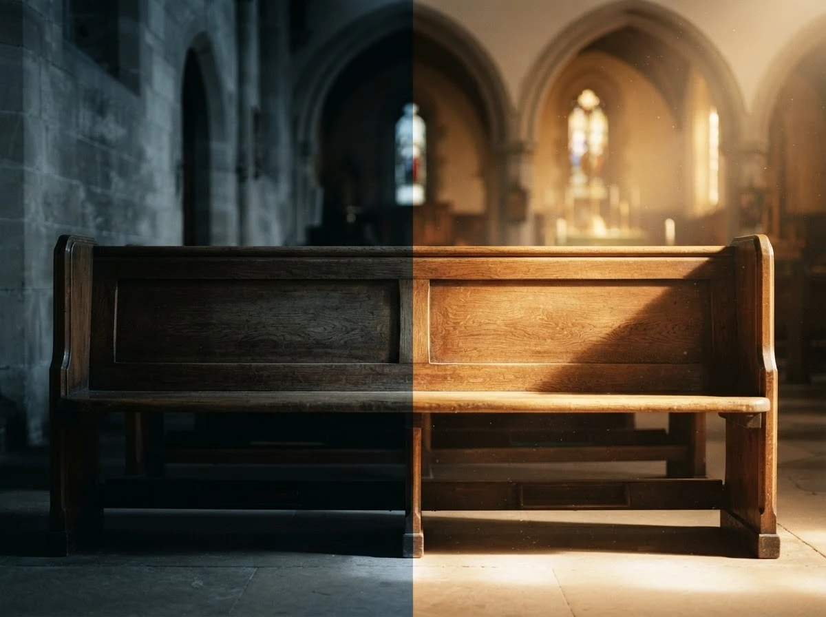 Contraste entre luz fria e luz quente sobre o banco de igreja representa julgamento e acolhimento.